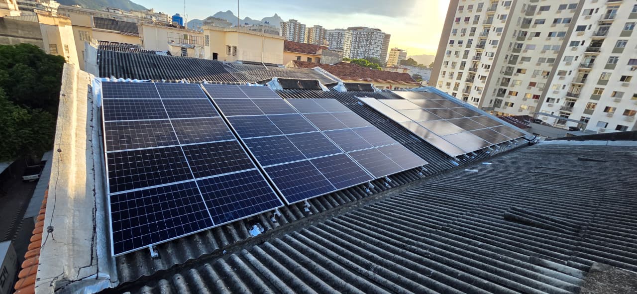 Painéis fotovoltaicos instalados em um telhado urbano